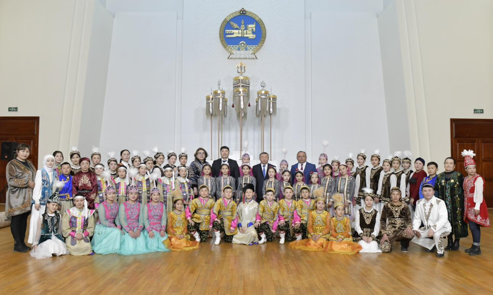 БАЯН-ӨЛГИЙ АЙМГИЙН ГЭР БҮЛ, ХҮҮХЭД, ЗАЛУУЧУУДЫН ХӨГЖЛИЙН ГАЗРЫН ДЭРГЭДЭХ "ХУРАЛАЙ" БҮЖГИЙН ХАМТЛАГИЙН БАГШ Ю. АЙНУР МОНГОЛ УЛСЫН ТӨРИЙН ШАГНАЛ “ХӨДӨЛМӨРИЙН ГАВЬЯАНЫ УЛААН ТУГИЙН ОДОН”-ГООР ШАГНУУЛЛАА.