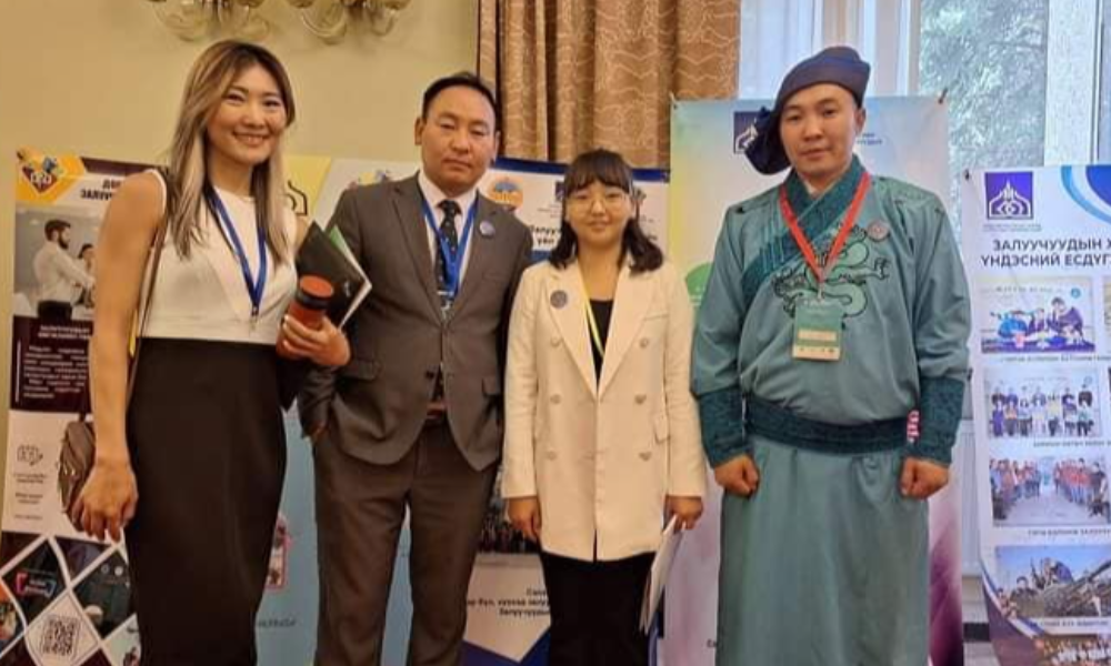 ЗАЛУУЧУУДЫН ҮНДЭСНИЙ ХӨГЖЛИЙН ЕСДҮГЭЭР ЧУУЛГАН ЧУУЛЖ БАЙНА.